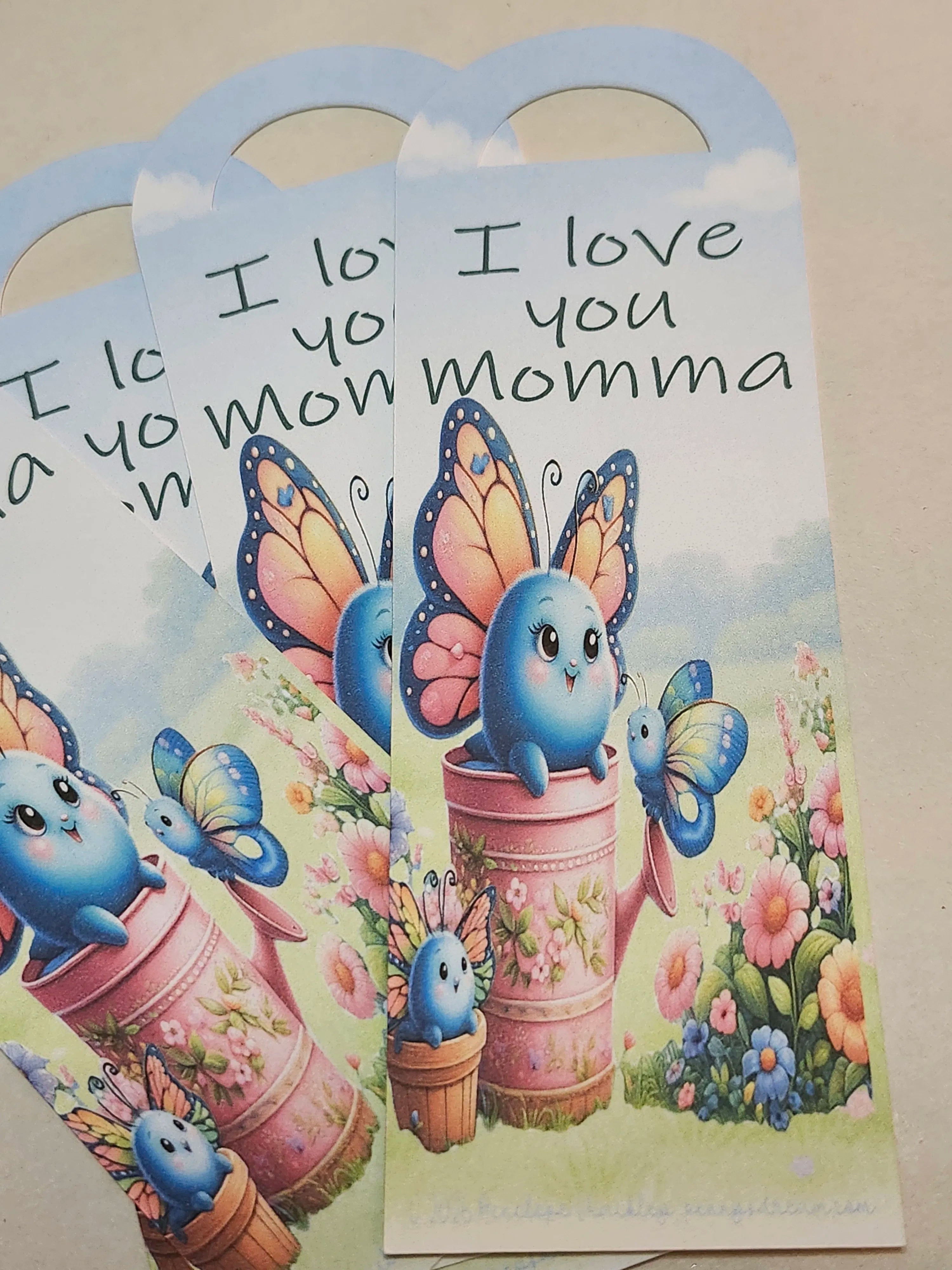 Three overlapping Mother's Day gift tags with butterfly and flower illustrations, featuring the text 'I love you mon momma'.